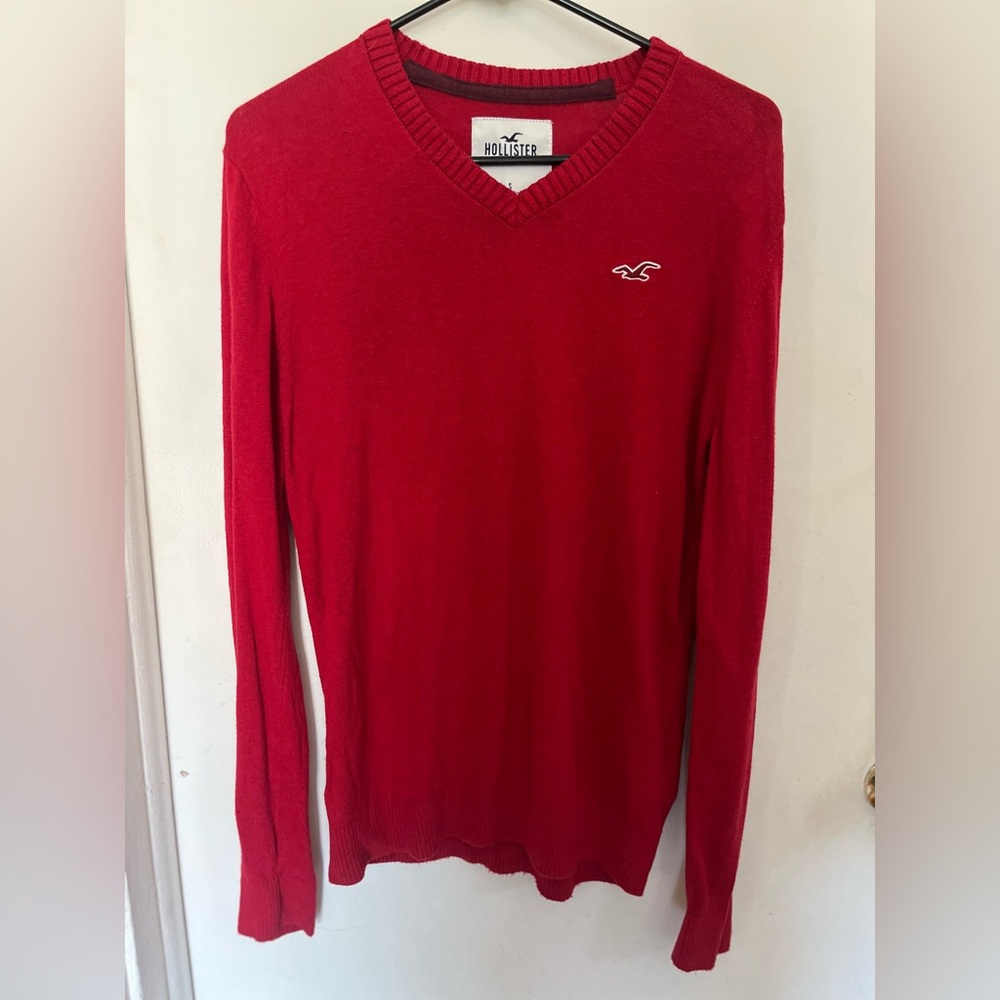 Hollister Men's Bright Red V-Neck Sweater